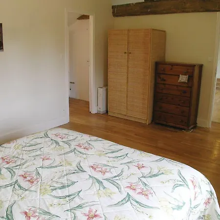 Hébergement de vacances Three-bedroom Holiday Bouille Loretz With A Fireplace 09 *